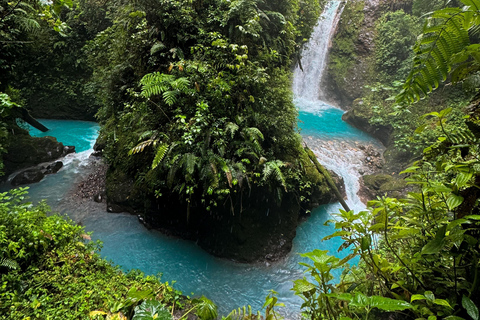De San José: tour privado às Cataratas Azuis com cachoeira escondidaDe San José: excursão privada às Cataratas Azuis com cascata escondida