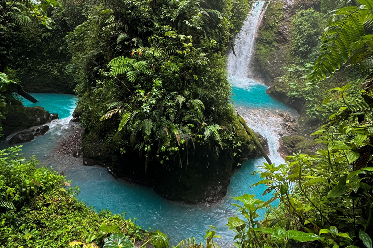 De San José: tour privado às Cataratas Azuis com cachoeira escondidaDe San José: excursão privada às Cataratas Azuis com cascata escondida