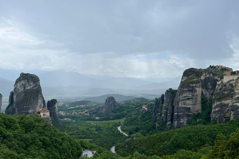 Da Atene: Escursione di un giorno alle grotte e ai monasteri di Meteora in treno