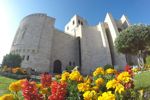 Da Durazzo: tour di un giorno del lago Bovilla, della montagna Gamti e di KrujaDa Durazzo: tour di un giorno del lago Bovilla, del monte Gamti e di Kruja