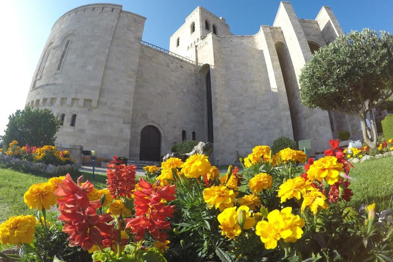 Da Durazzo: tour di un giorno del lago Bovilla, della montagna Gamti e di KrujaDa Durazzo: tour di un giorno del lago Bovilla, del monte Gamti e di Kruja