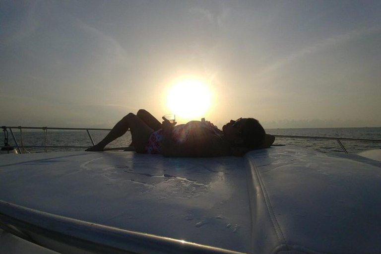 Cancún: Tour privado en yate a Isla Mujeres con snorkel #GMBSR41