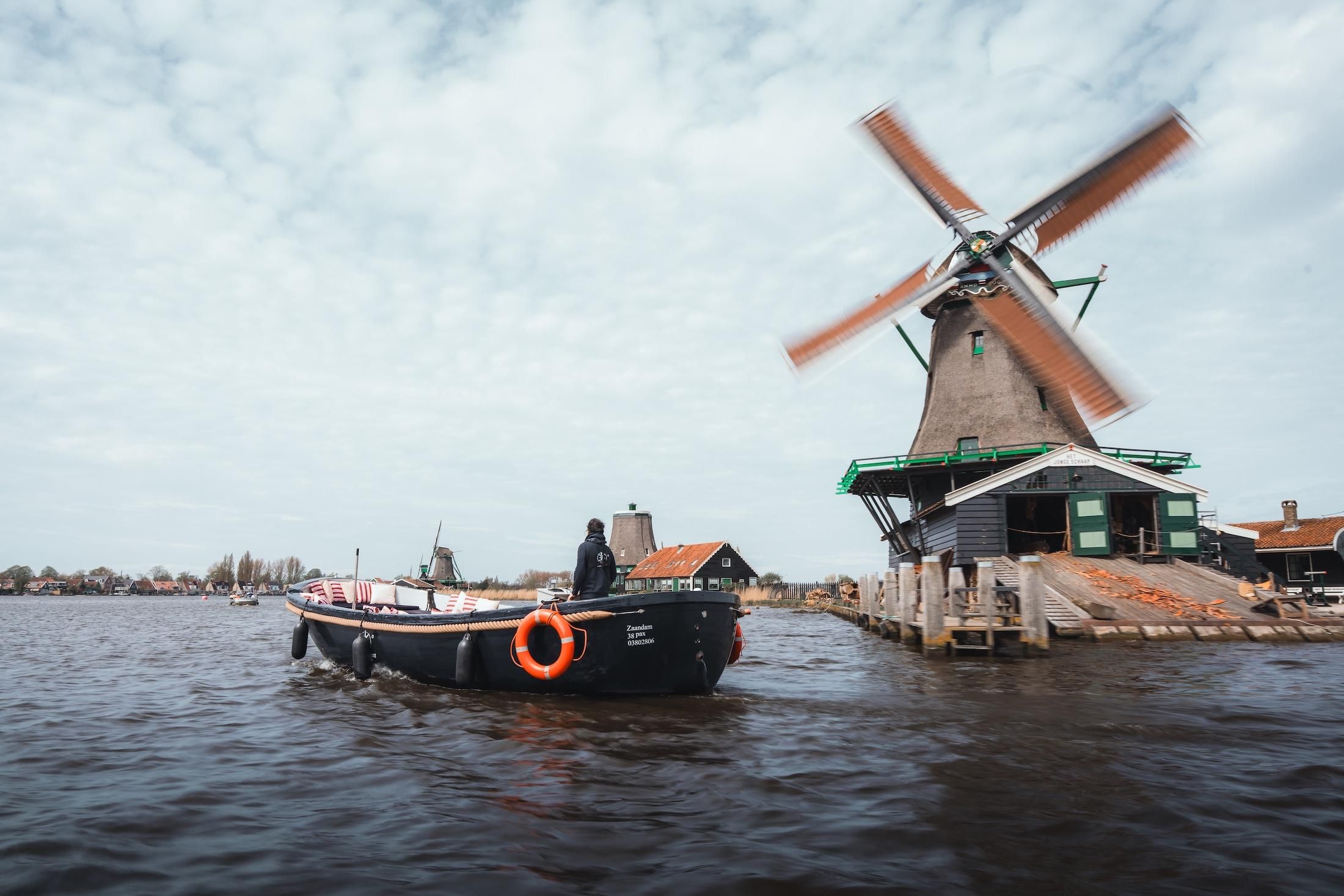 Zaanse Schans: Windmühlen-Bootstour mit Guide vor Ort