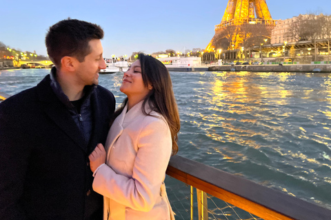 Paris: Day or Evening River Cruise with Musical Ambiance Paris: Evening River Cruise with Musical Ambiance & Postcard