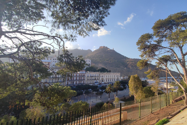 Oran: The absolute everything of El Bahia with a local