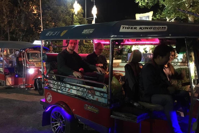 Chiang Mai : Visite nocturne des temples et de la cuisine de rue en tuk tuk