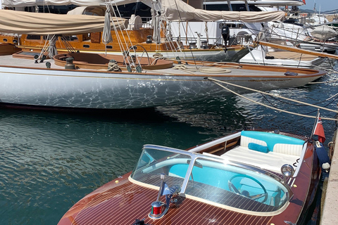 Saint-Tropez: Tour privato in barca classica RIVATour privato di 1 ora in barca classica RIVA