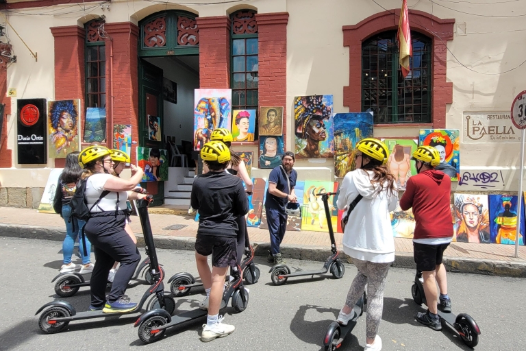 Bogota : Art de la rue et graffitis en scooter à La CandelariaBogota : Découvrez les graffitis de La Candelaria en scooter électrique