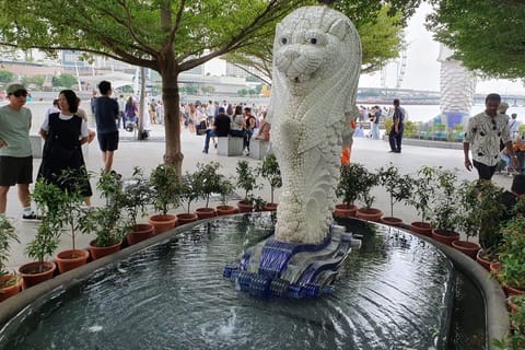 Singapore: Walking City Tour with Local Tourist Guide - Image 2