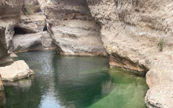 Privater Tagesausflug nach Wadi Shab, Fins Beach & Bimmah Sinkhole