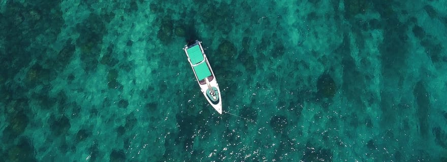 Au départ de Phuket : Excursion privée d'une journée en hors-bord sur l'île de Phi Phi