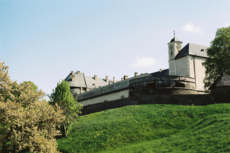 Viena: passeio de um dia ao Castelo de Červený Kameň, Čičmany e Trenčín