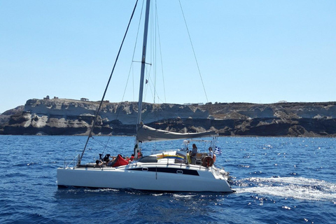 Santorini:Catamaran: private cruise with food &amp; drinksSantorini: private catamaran cruise with food &amp; drinks