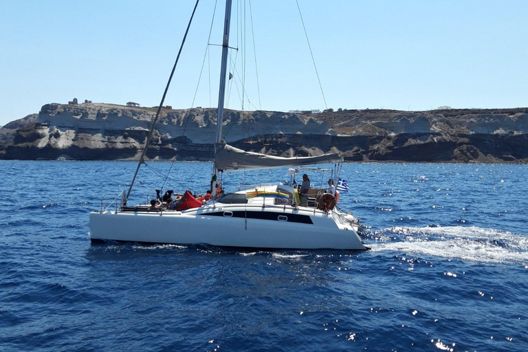 Santorini:Catamaran: private cruise with food &amp; drinksSantorini: private catamaran cruise with food &amp; drinks