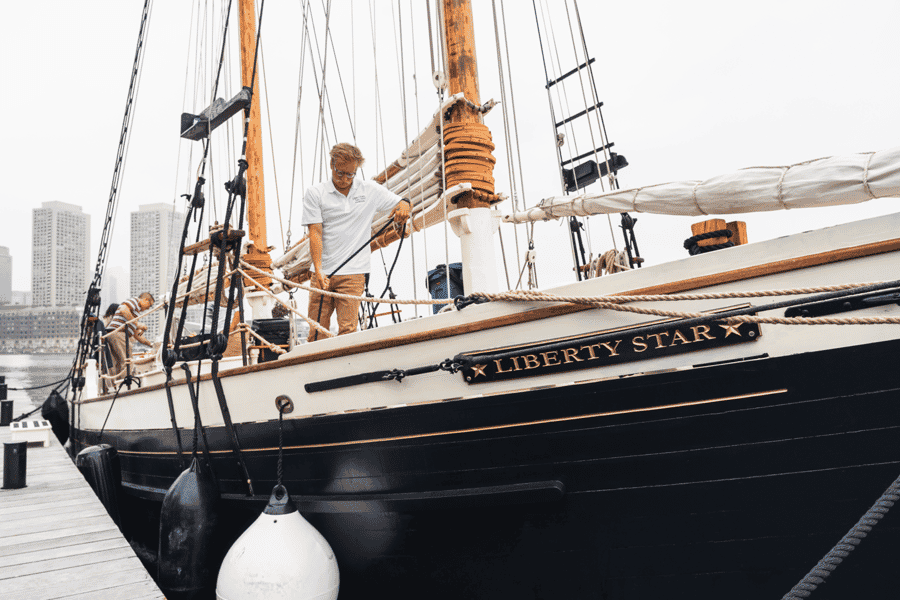 Boston: Hafenrundfahrt bei Sonnenuntergang mit einem großen Schiff. Foto: GetYourGuide