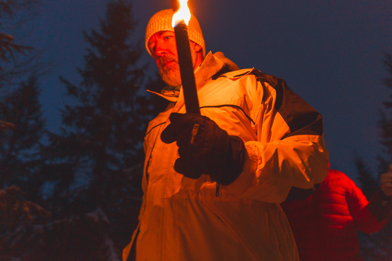 Oslo - snöig skog Fackelpromenad i snöig skog med lägereld