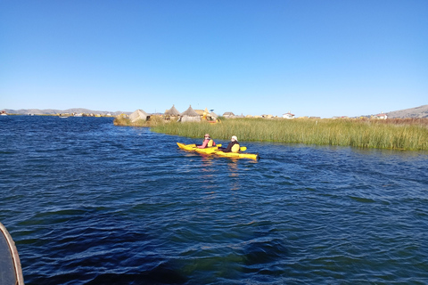Kajakfahrt am Morgen auf dem TiticacaseeKajakfahren am Morgen auf dem Titicacasee