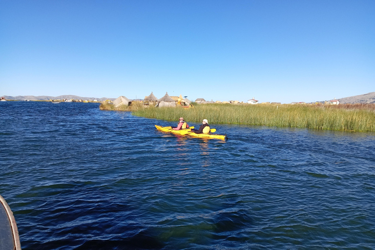 Kajakfahrt am Morgen auf dem TiticacaseeKajakfahren am Morgen auf dem Titicacasee