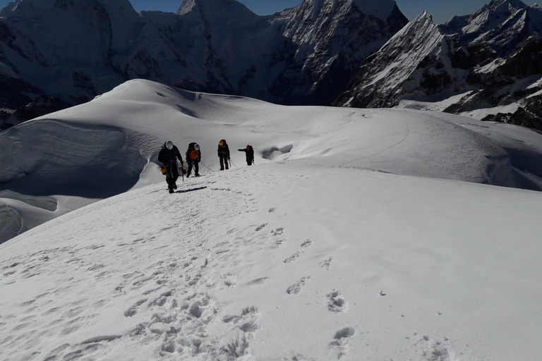 Von Lukla aus: Lobuche East Peak (6.119m) Besteigung