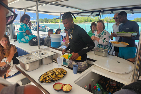 Mauritius Catamaran Cruise: 3 North Island with Lunch Drinks