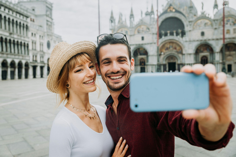 Venice: Photo Shoot with a Local Photographer and City Tour ELITE – 60 min | 50 photos + Gondola photos