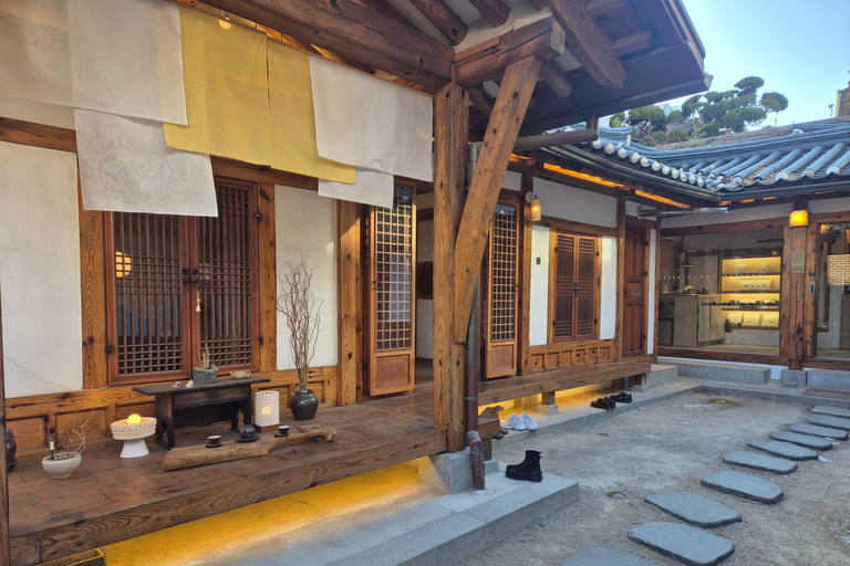 Seoul: Bukchon Hanok Village, Korean Tea Ceremony & Dessert