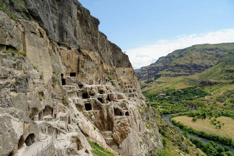 Au départ de Tbilissi : visite de Borjomi, Vardzia et du château de Rabati (journée)