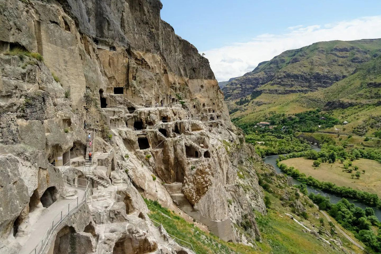 Au départ de Tbilissi : visite de Borjomi, Vardzia et du château de Rabati (journée)