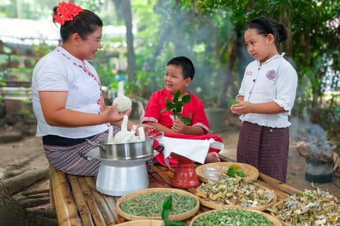 Chiang Mai: Village Hike, Herbal Bath, and Food-Making Tour