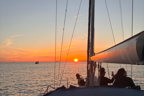 Sunset aboard a sailboat in Lisbon! Sunset aboard a sailing boat in Lisbon!