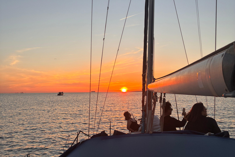 Sunset aboard a sailboat in Lisbon! Sunset aboard a sailing boat in Lisbon!