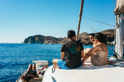 Santorini: Crociera in catamarano con pasti e bevandeCrociera Premium al tramonto con grigliata e bevande