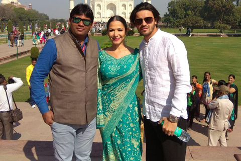 Visita nocturna al Taj Mahal en Agra desde Bombay con vuelo de ida y vueltaNoche en Agra con alojamiento en hotel de 4 estrellas.