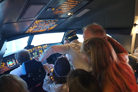 Flylounge: Ticket for a flying experience in an immersive flight simulator Flylounge: 60-minute immersive flight simulator ticket + 5-minute drone demo