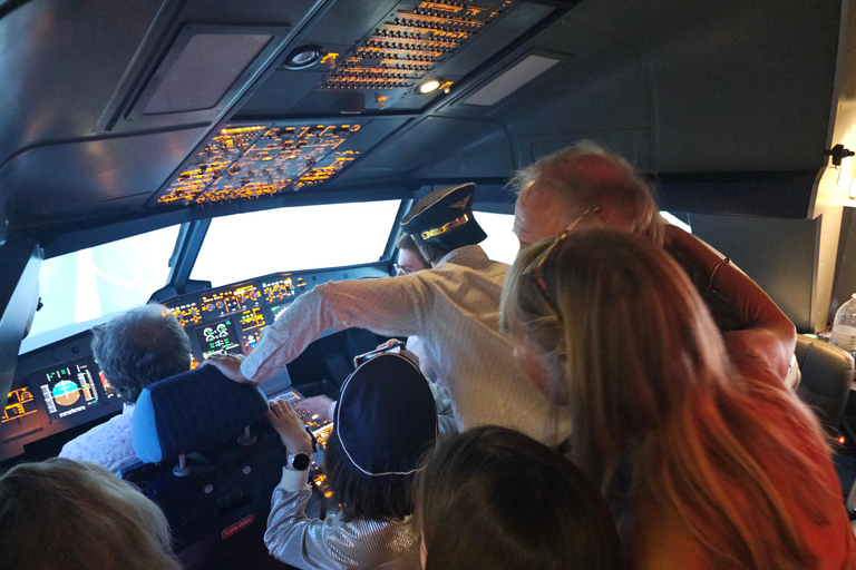 Flylounge: Ticket for a flying experience in an immersive flight simulator Flylounge: 60-minute immersive flight simulator ticket + 5-minute drone demo