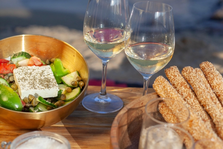 Mykonos : Visite guidée et pique-nique sur une plage isolée avec des fruits de merLe pique-nique du poisson Meze au vin blanc