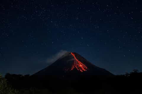ジョグジャカルタ：ムラピ山の夜の溶岩観賞（送迎付き） - 2026件