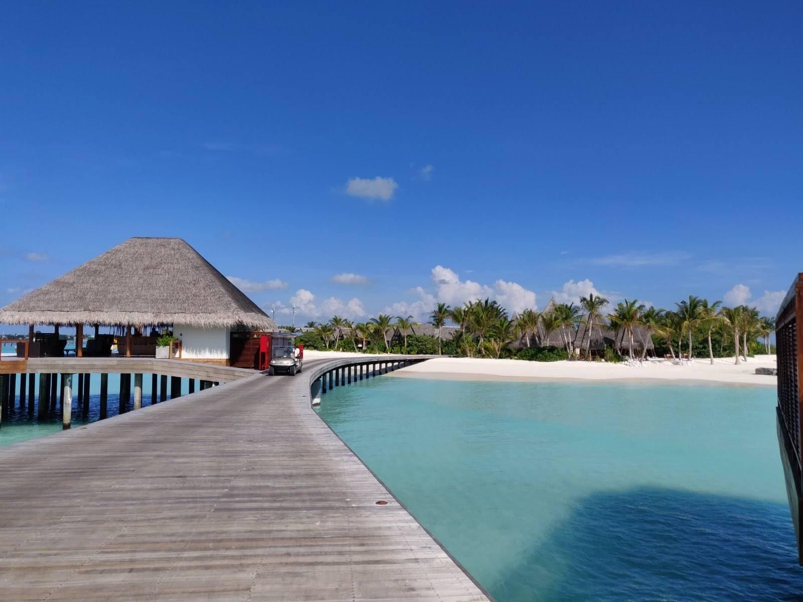 Malediven: Adaaran Vadoo Resort Tagespass mit Mittag- oder Abendessen