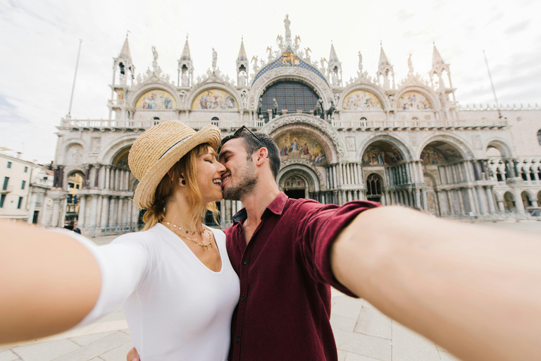 Venice: Photo Shoot with a Local Photographer and City Tour ELITE – 60 min | 50 photos + Gondola photos