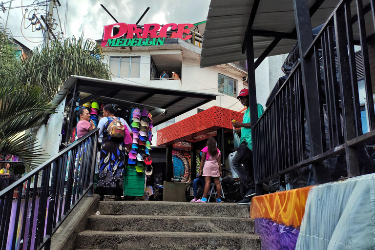 Medellín: Tour durch die Comuna 13, den Botero Park und den Metrocable mit einem lokalen Guide