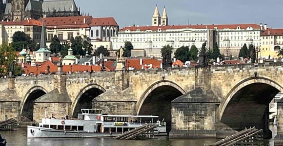Prague: 1-Hour Cruise Under Charles Bridge with 2 Drinks