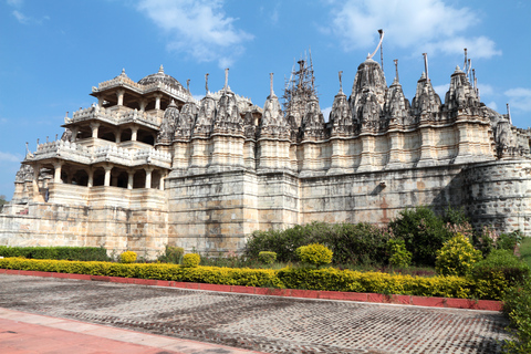 Udaipur: privérondleiding door Kumbhalgarh en Ranakpur met lunch