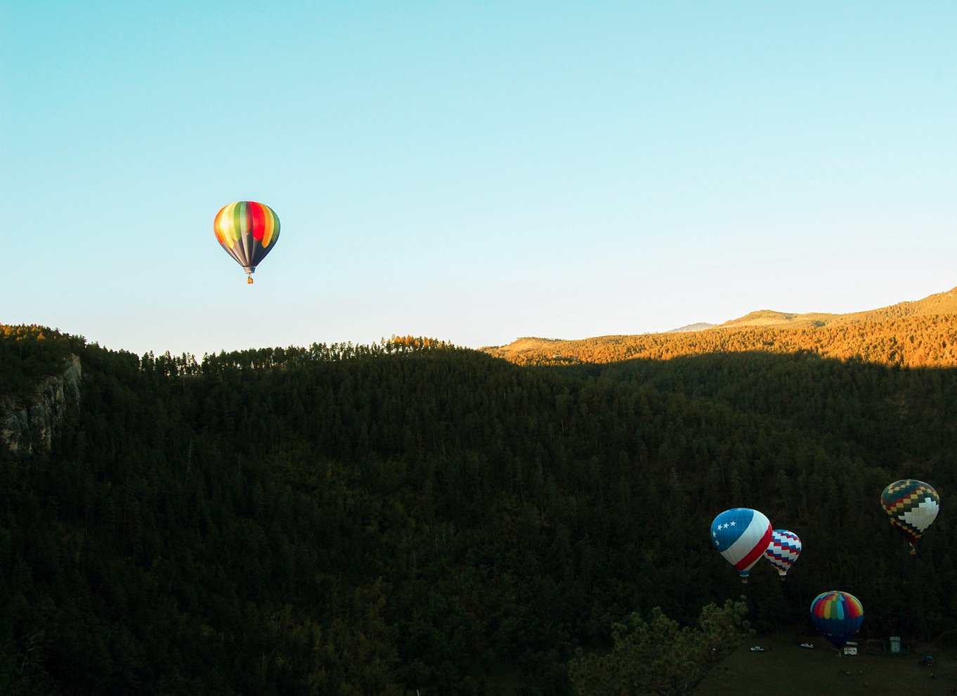 Custer: Black Hills Varmluftballonflyvning ved solopgang