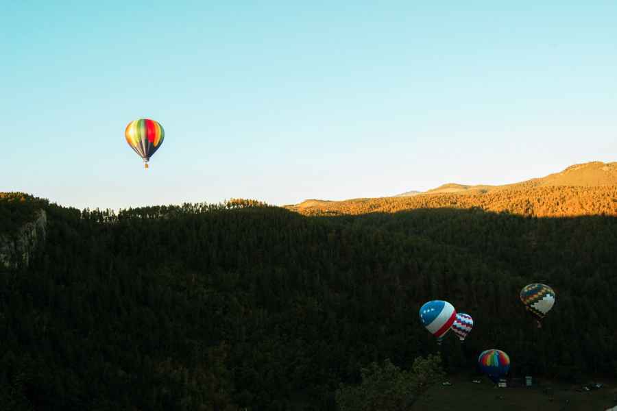 Custer: Black Hills Heißluftballonfahrt bei Sonnenaufgang. Foto: GetYourGuide