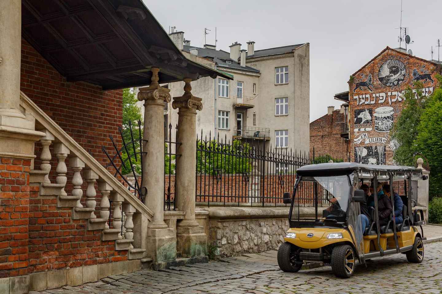 Krakow: Old Town and Wawel Castle Guided Golf Cart Tour