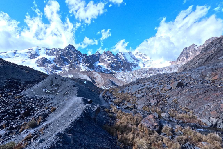 La Paz: Hike with a tour guide to the Ventanani Glacier Lagoon La Paz: Hike with a tour guide to Ventanani Glacier Lagoon