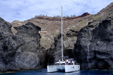 Crociera privata in catamarano a Santorini con BBQ e drink