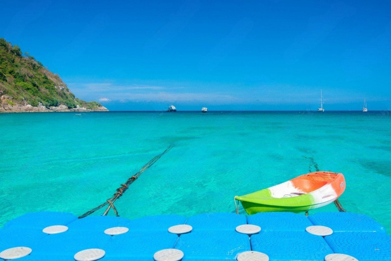 Phuket : excursion en yacht avec déjeuner sur les îles Coral et RachaPhuket : excursion en yacht vers les îles Coral et Racha avec déjeuner