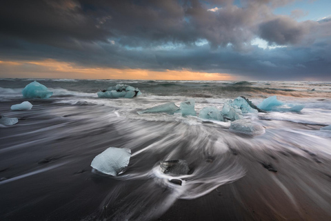 Reykjavík: Gletscherlagune, Diamant- &amp; Schwarzer Strand auf Chinesisch钻石沙滩&amp;冰河湖一日游（从您选择的指定地点接送）