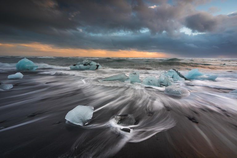 Reykjavík: Gletscherlagune, Diamant- &amp; Schwarzer Strand auf Chinesisch钻石沙滩&amp;冰河湖一日游（从您选择的指定地点接送）
